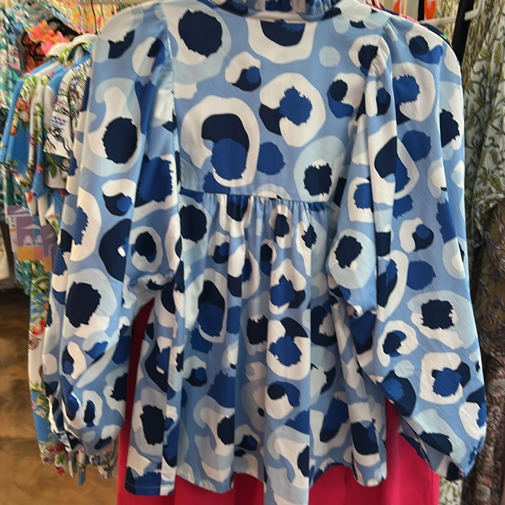 Emily McCarthy collegiate Blue cheetah Patterned Women's Top New - Picture 2 of 2